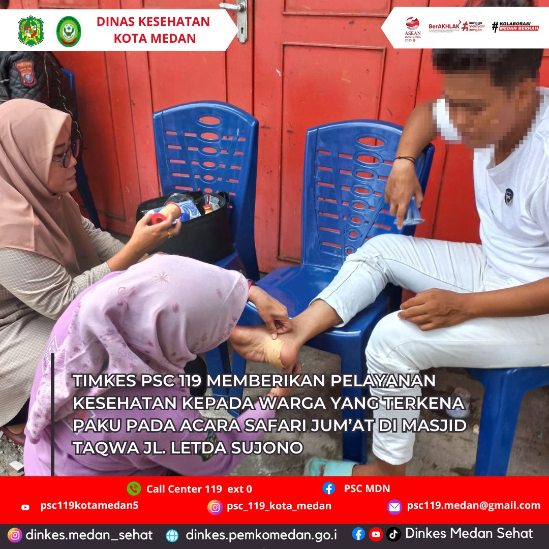 Timkes PSC 119 Memberikan Pelayanan Kesehatan kepada Warga yang Terkena Paku pada Acara Safari Jum'at di Masjid Taqwa Jl. Letda Sujono