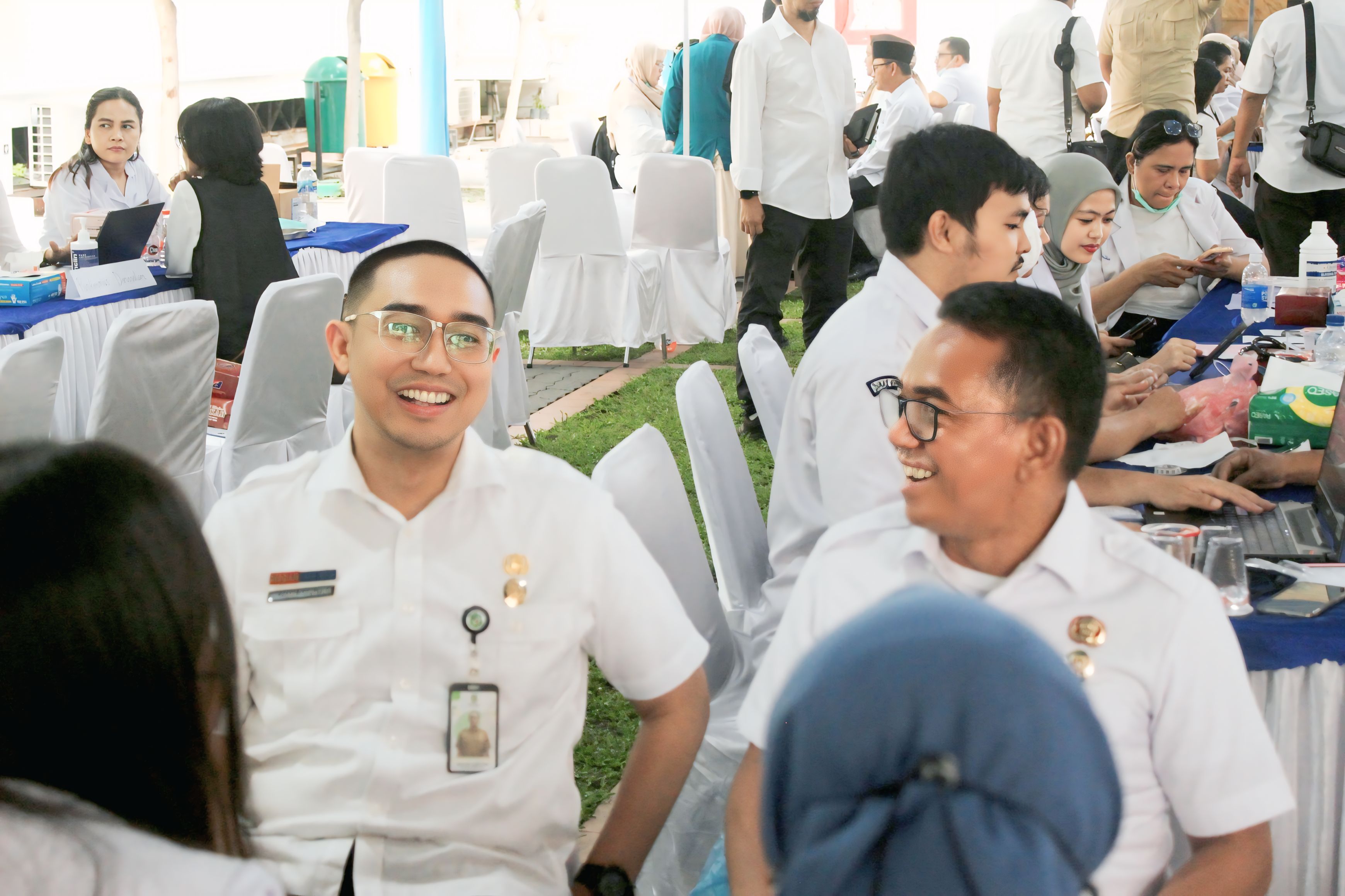 Plt. Kepala Dinas Kesehatan Kota Medan, Bapak Irliyan Saputra, S.OG, mendampingi Wakil Wali Kota Medan, Bapak Zakiyuddin Harahap, dalam kegiatan Cek Kesehatan Gratis yang berlangsung di Halaman Tengah Kantor Wali Kota Medan, Rabu (24/09/2025).